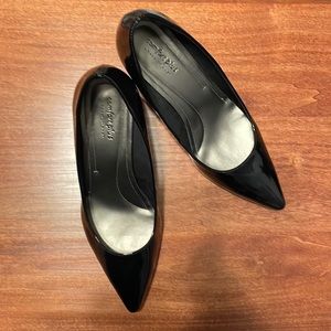Comfort Plus by Predictions Black Close-toed Heels. Size 9.5